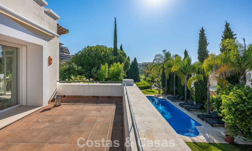 Grote villa in Spaanse stijl te koop grenzend aan een eersteklas golfbaan, gated in La Quinta, Marbella - Benahavis 789262