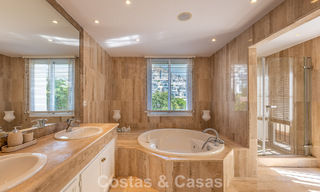 Grote villa in Spaanse stijl te koop grenzend aan een eersteklas golfbaan, gated in La Quinta, Marbella - Benahavis 789264 