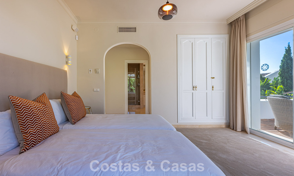 Grote villa in Spaanse stijl te koop grenzend aan een eersteklas golfbaan, gated in La Quinta, Marbella - Benahavis 789269