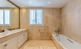 Grote villa in Spaanse stijl te koop grenzend aan een eersteklas golfbaan, gated in La Quinta, Marbella - Benahavis 789271 