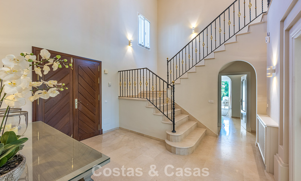 Grote villa in Spaanse stijl te koop grenzend aan een eersteklas golfbaan, gated in La Quinta, Marbella - Benahavis 789272