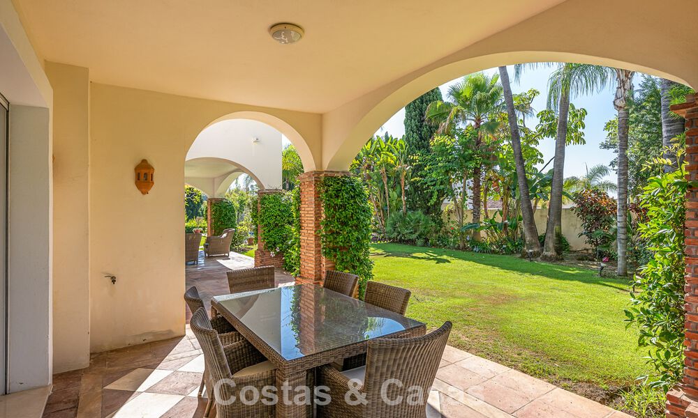 Grote villa in Spaanse stijl te koop grenzend aan een eersteklas golfbaan, gated in La Quinta, Marbella - Benahavis 789281