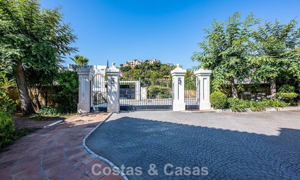Grote villa in Spaanse stijl te koop grenzend aan een eersteklas golfbaan, gated in La Quinta, Marbella - Benahavis 789283