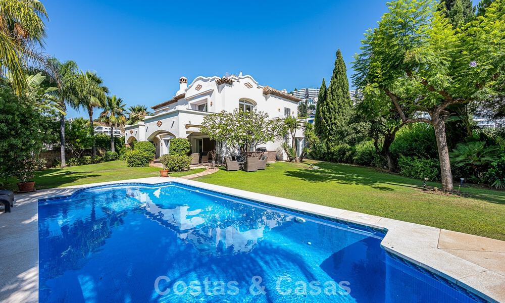 Grote villa in Spaanse stijl te koop grenzend aan een eersteklas golfbaan, gated in La Quinta, Marbella - Benahavis 789287