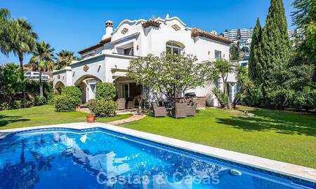 Grote villa in Spaanse stijl te koop grenzend aan een eersteklas golfbaan, gated in La Quinta, Marbella - Benahavis 789288