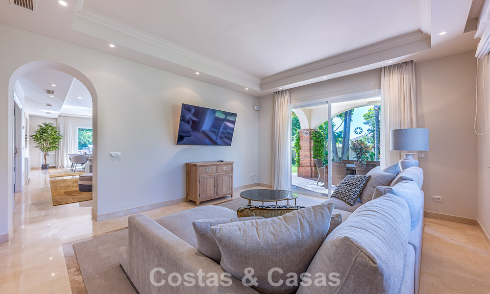 Grote villa in Spaanse stijl te koop grenzend aan een eersteklas golfbaan, gated in La Quinta, Marbella - Benahavis 789296