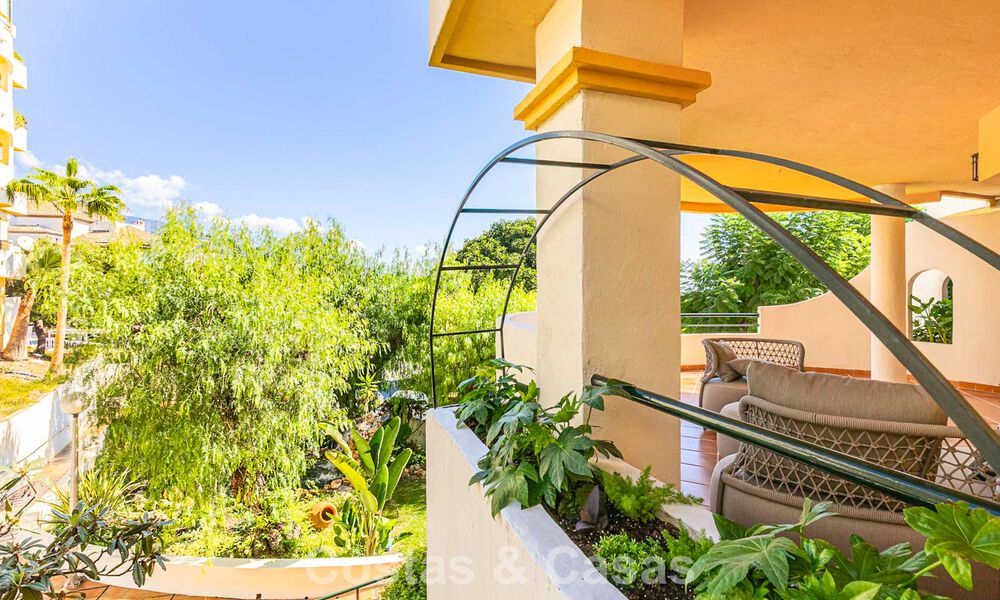 Gerenoveerd appartement te koop op loopafstand van lokale voorzieningen en Puerto Banus in Nueva Andalucia, Marbella 789358