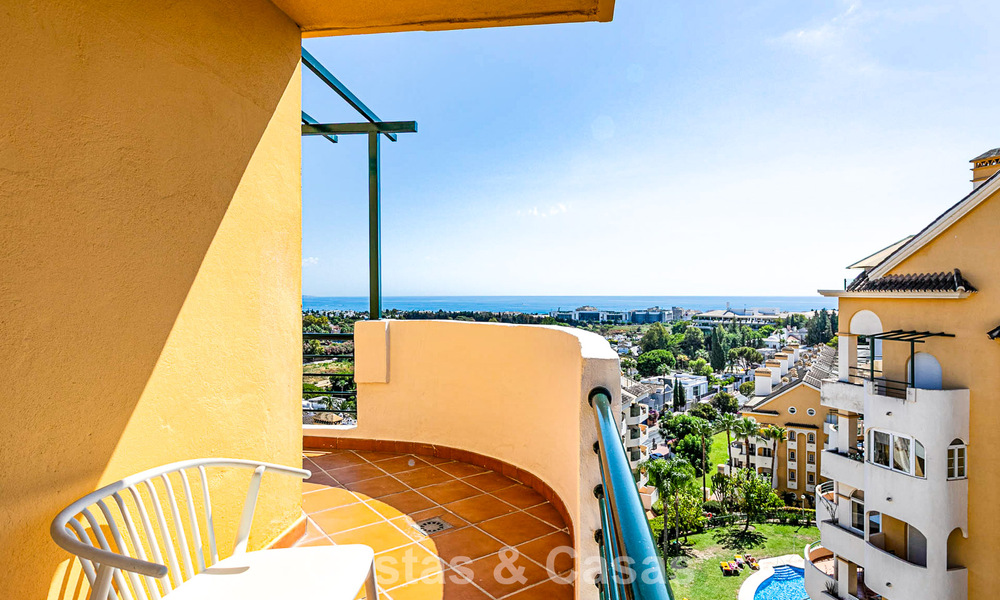 Duplex penthouse met zeezicht te koop op loopafstand van alle voorzieningen en Puerto Banus in Nueva Andalucia, Marbella 789316