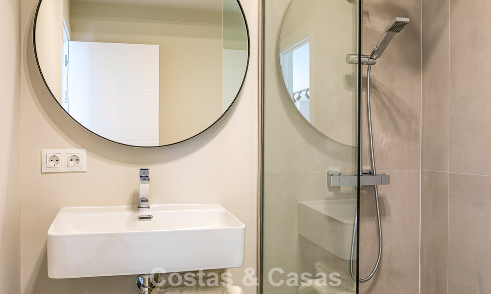 Duplex penthouse met zeezicht te koop op loopafstand van alle voorzieningen en Puerto Banus in Nueva Andalucia, Marbella 789321