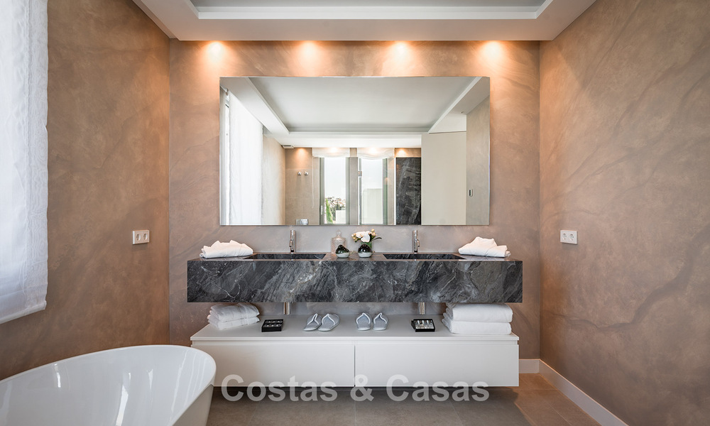 Instapklare, luxevilla met minimalistische architectuur te koop op de New Golden Mile tussen Marbella en Estepona 789692