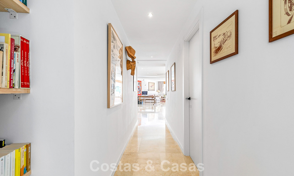 Instapklaar, contemporain appartement met panoramisch zeezicht te koop ten oosten van Marbella 789378