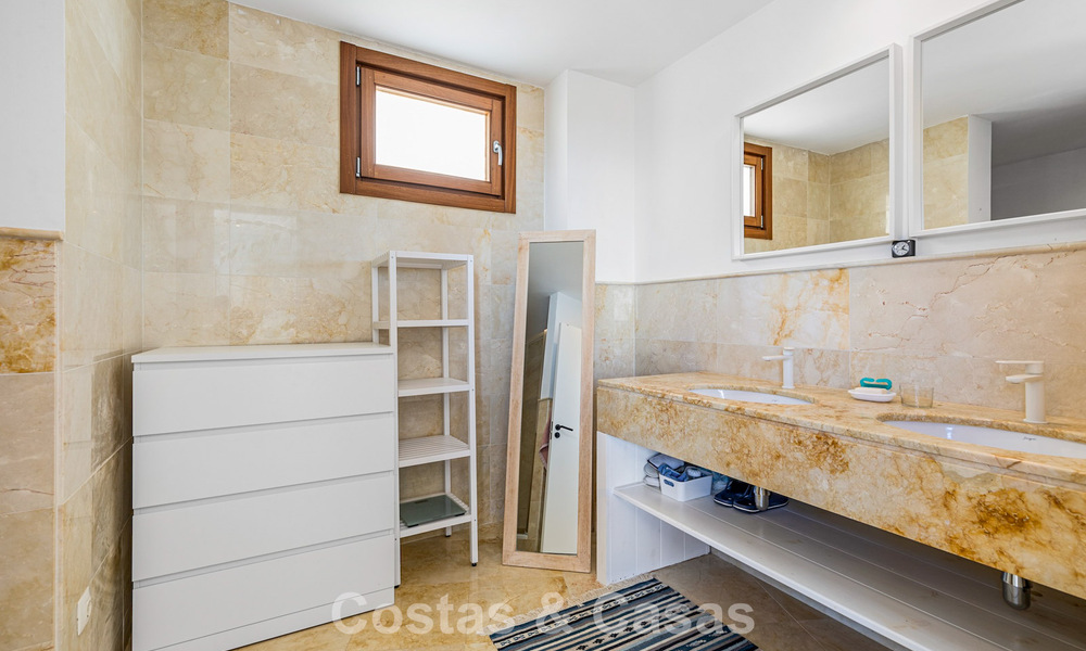 Instapklaar, contemporain appartement met panoramisch zeezicht te koop ten oosten van Marbella 789380