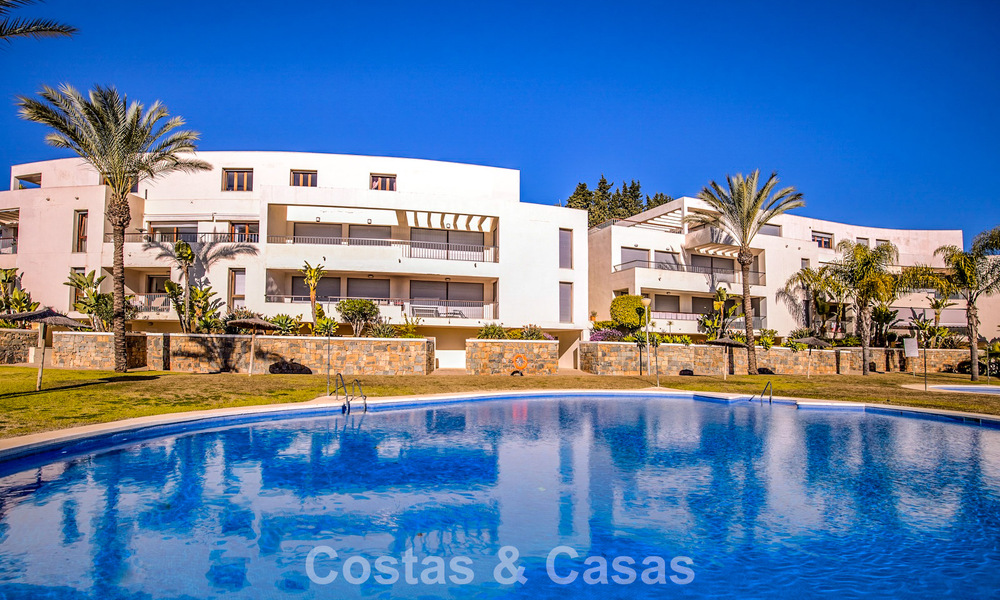 Instapklaar, contemporain appartement met panoramisch zeezicht te koop ten oosten van Marbella 789384