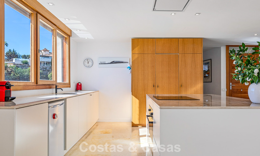 Instapklaar, contemporain appartement met panoramisch zeezicht te koop ten oosten van Marbella 789394