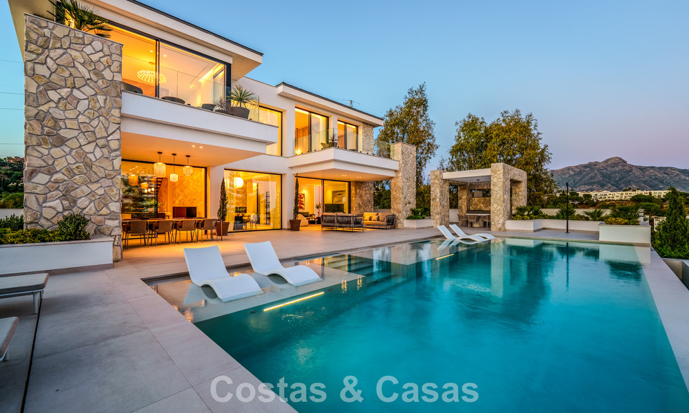 Exclusieve hedendaagse luxevilla te koop binnen een beveiligde gemeenschap in La Quinta, Benahavis - Marbella 789398