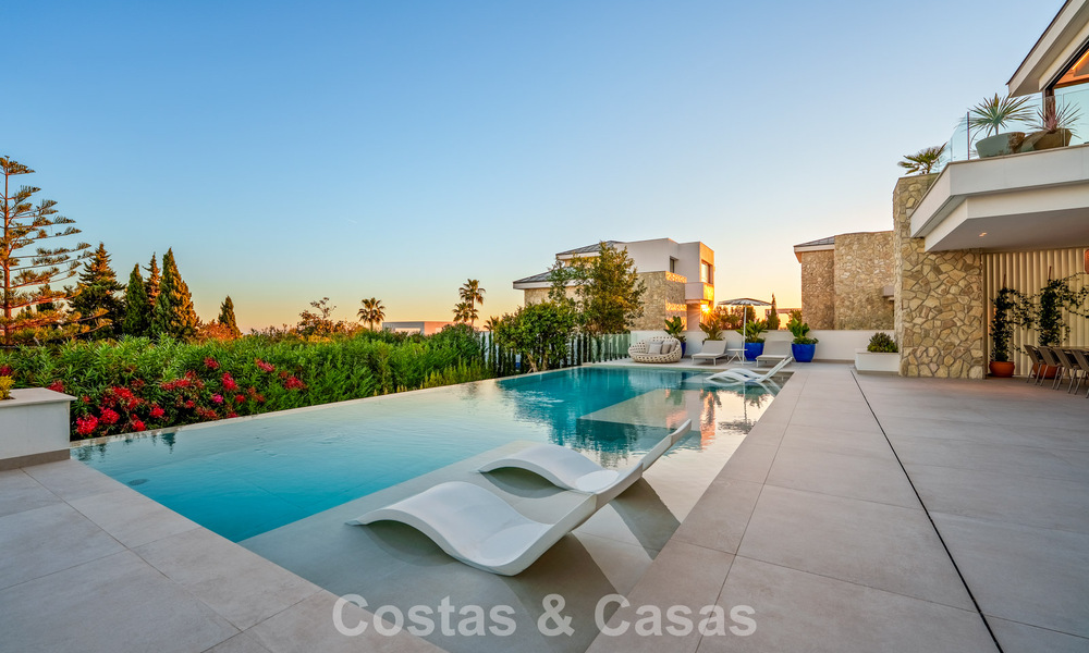Exclusieve hedendaagse luxevilla te koop binnen een beveiligde gemeenschap in La Quinta, Benahavis - Marbella 789452