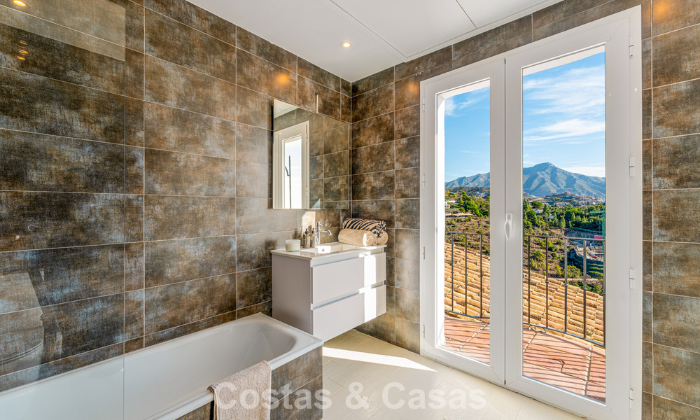 Elegante Andalusische luxevilla met tijdloze charme te koop in El Madroñal, Marbella - Benahavis 789553