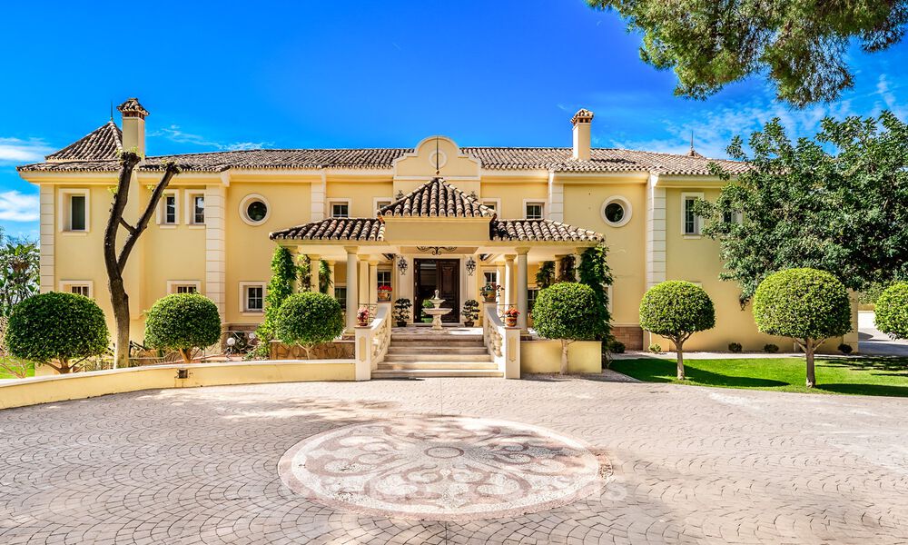 Opmerkelijke, Spaanse villa te koop met zeezicht en op een groot perceel in Sierra Blanca in Marbella 789620