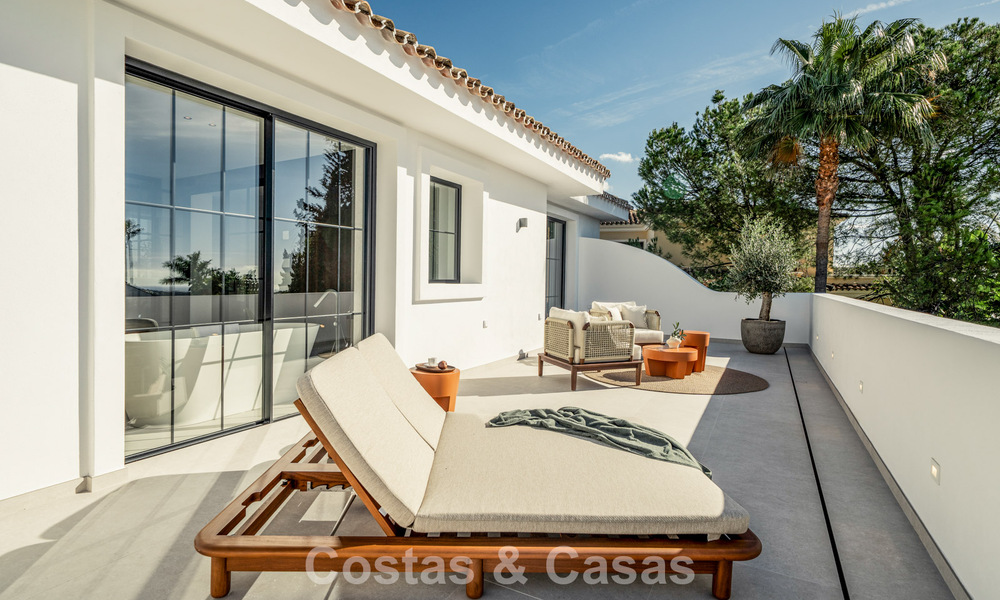 Modern-Mediterrane villa met zeezicht te koop in een geprefereerde wijk van Nueva Andalucia, Marbella 789666