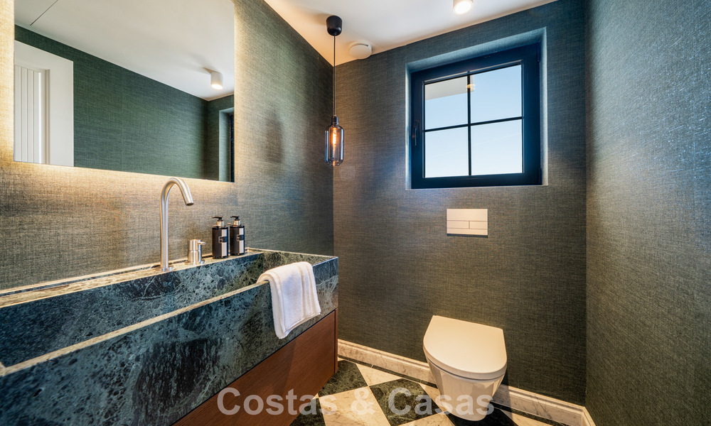 Modern-Mediterrane villa met zeezicht te koop in een geprefereerde wijk van Nueva Andalucia, Marbella 789672