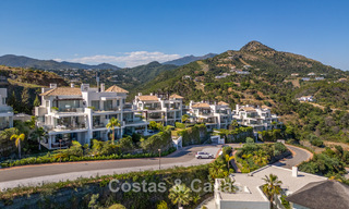 Stijlvol 3-slaapkamer appartement te koop met panoramisch zeezicht in een gated resort in Benahavis - Marbella 790133 