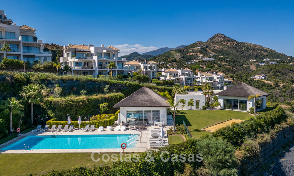Stijlvol 3-slaapkamer appartement te koop met panoramisch zeezicht in een gated resort in Benahavis - Marbella 790134