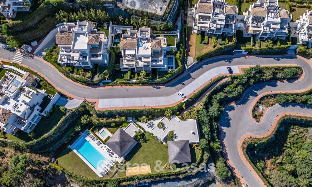 Stijlvol 3-slaapkamer appartement te koop met panoramisch zeezicht in een gated resort in Benahavis - Marbella 790137