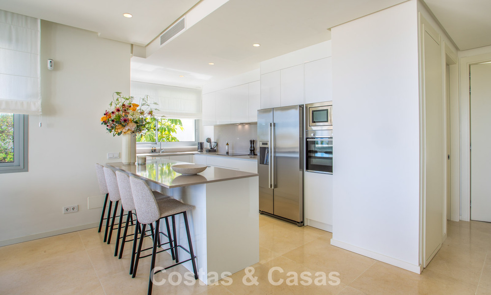Stijlvol 3-slaapkamer appartement te koop met panoramisch zeezicht in een gated resort in Benahavis - Marbella 790146