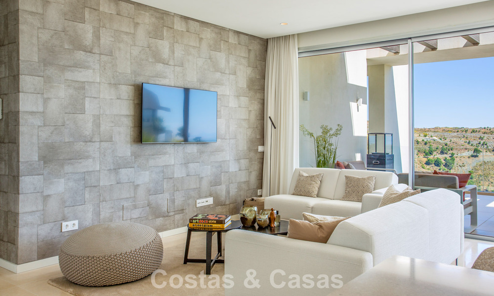Stijlvol 3-slaapkamer appartement te koop met panoramisch zeezicht in een gated resort in Benahavis - Marbella 790150