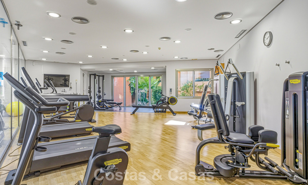 Instapklaar, gemoderniseerd penthouse te koop in een luxueus complex aan de Golden Mile van Marbella 790087