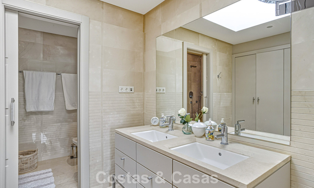 Instapklaar, gemoderniseerd penthouse te koop in een luxueus complex aan de Golden Mile van Marbella 790112