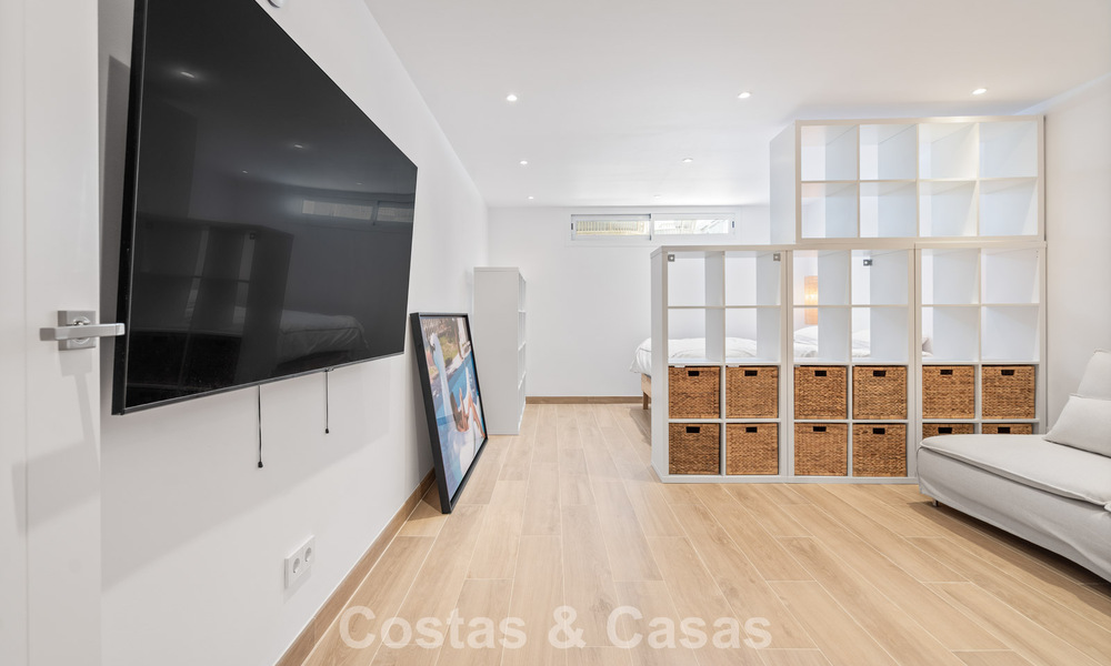 Charmant rijhuis met eigentijds interieur te koop, op loopafstand van het strand en het centrum van San Pedro, Marbella 790070