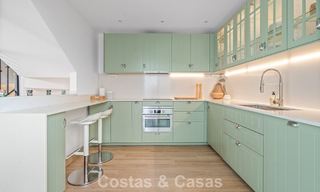 Charmant rijhuis met eigentijds interieur te koop, op loopafstand van het strand en het centrum van San Pedro, Marbella 790074 