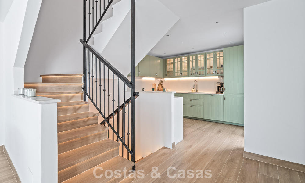 Charmant rijhuis met eigentijds interieur te koop, op loopafstand van het strand en het centrum van San Pedro, Marbella 790075