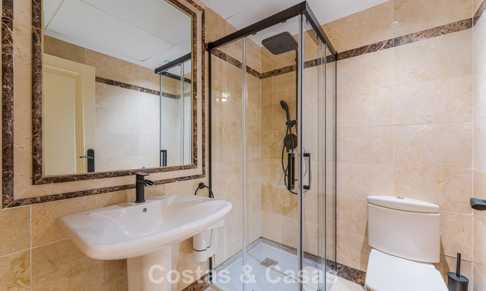 Modern gerenoveerd appartement te koop in een schitterend Sierra Blanca complex op de Golden Mile in Marbella 790294