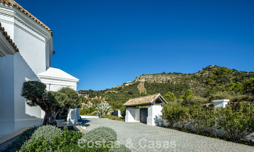 Mediterrane luxevilla met een klassieke architectuur te koop en zeezicht in het Marbella Club Resort in Benahavis 790336