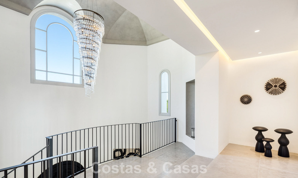 Mediterrane luxevilla met een klassieke architectuur te koop en zeezicht in het Marbella Club Resort in Benahavis 790357