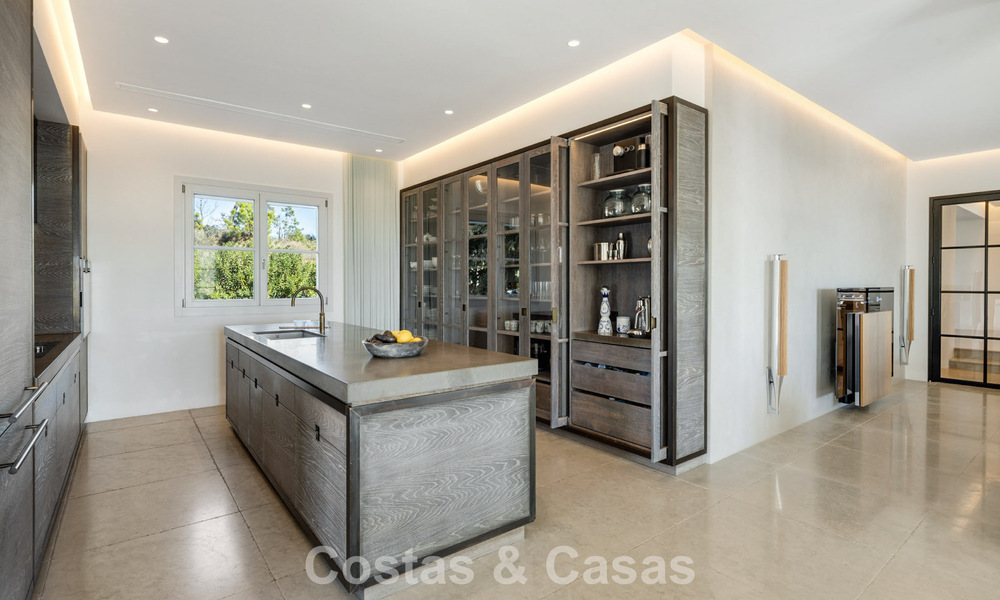 Mediterrane luxevilla met een klassieke architectuur te koop en zeezicht in het Marbella Club Resort in Benahavis 790367