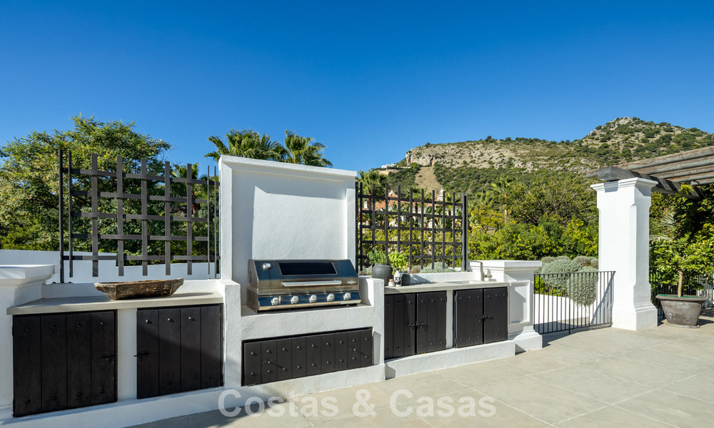 Mediterrane luxevilla met een klassieke architectuur te koop en zeezicht in het Marbella Club Resort in Benahavis 790370