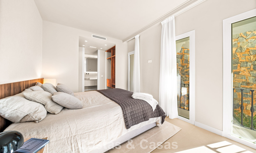 Instapklaar, eigentijds gerenoveerd, duplex appartement te koop met uitzicht op de golfbanen in La Quinta, Marbella - Benahavis 790463