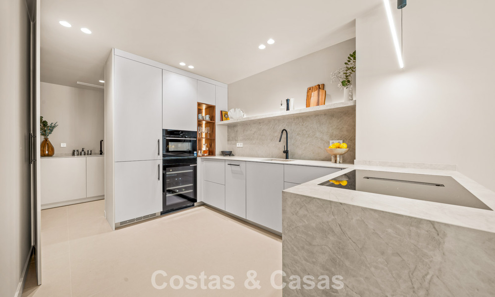 Instapklaar, eigentijds gerenoveerd, duplex appartement te koop met uitzicht op de golfbanen in La Quinta, Marbella - Benahavis 790472