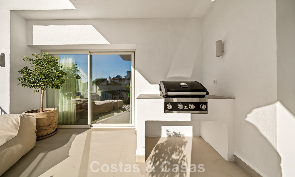 Instapklaar, eigentijds gerenoveerd, duplex appartement te koop met uitzicht op de golfbanen in La Quinta, Marbella - Benahavis 790476