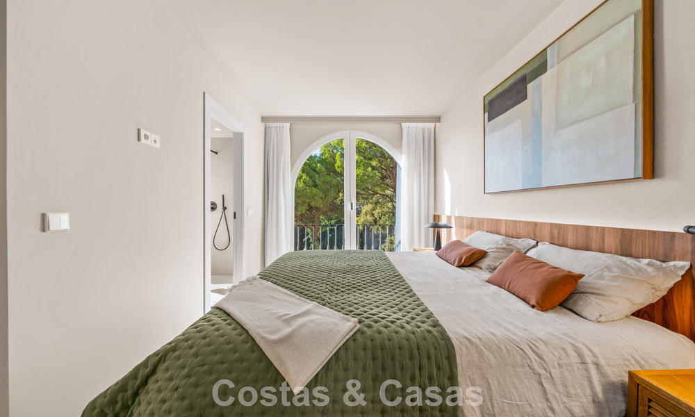 Instapklaar, eigentijds gerenoveerd, duplex appartement te koop met uitzicht op de golfbanen in La Quinta, Marbella - Benahavis 790477