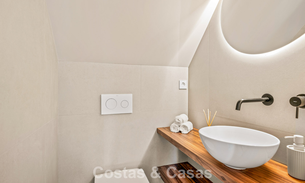 Instapklaar, eigentijds gerenoveerd, duplex appartement te koop met uitzicht op de golfbanen in La Quinta, Marbella - Benahavis 790481