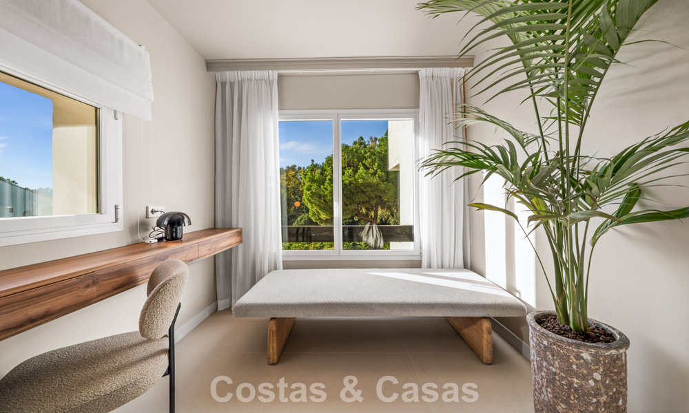 Instapklaar, eigentijds gerenoveerd, duplex appartement te koop met uitzicht op de golfbanen in La Quinta, Marbella - Benahavis 790485