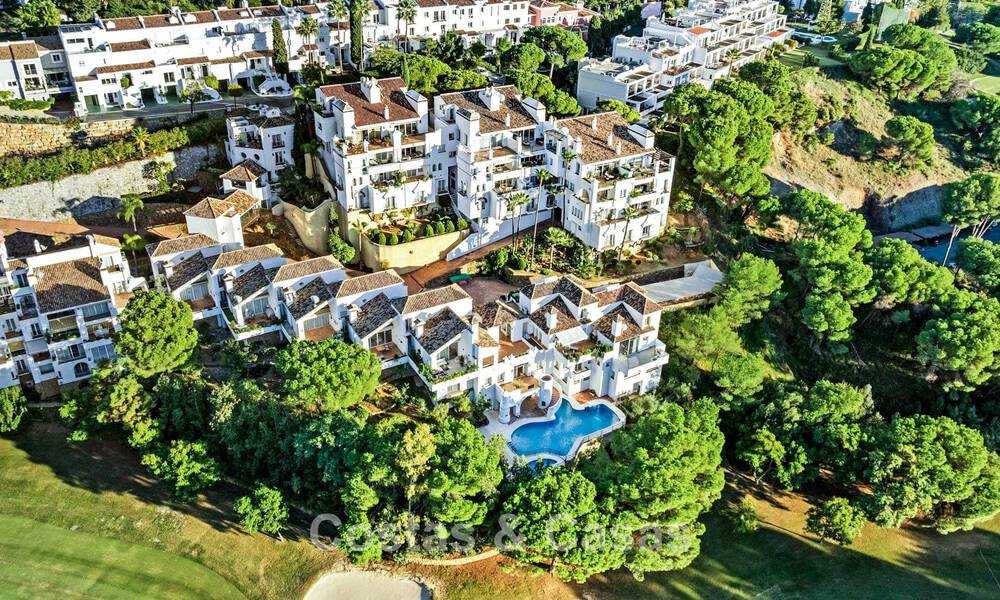 Instapklaar, eigentijds gerenoveerd, duplex appartement te koop met uitzicht op de golfbanen in La Quinta, Marbella - Benahavis 790499