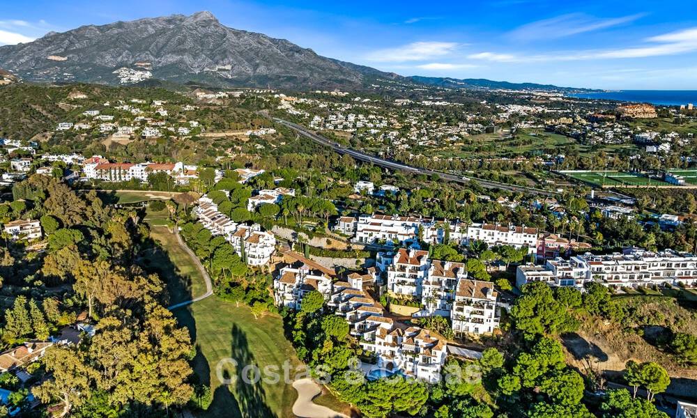 Instapklaar, eigentijds gerenoveerd, duplex appartement te koop met uitzicht op de golfbanen in La Quinta, Marbella - Benahavis 790500