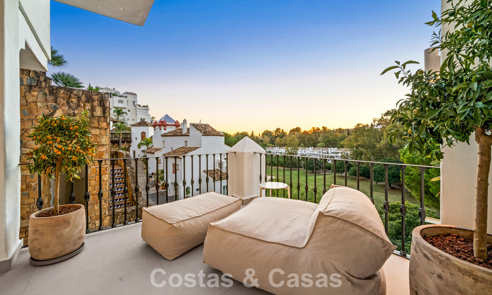 Instapklaar, eigentijds gerenoveerd, duplex appartement te koop met uitzicht op de golfbanen in La Quinta, Marbella - Benahavis 790504