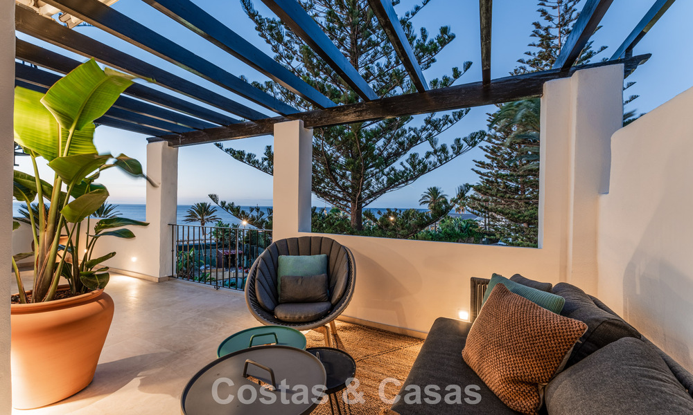 Eigentijds gerenoveerd ruim penthouse te koop op enkele stappen van het strand in San Pedro, Marbella 790514