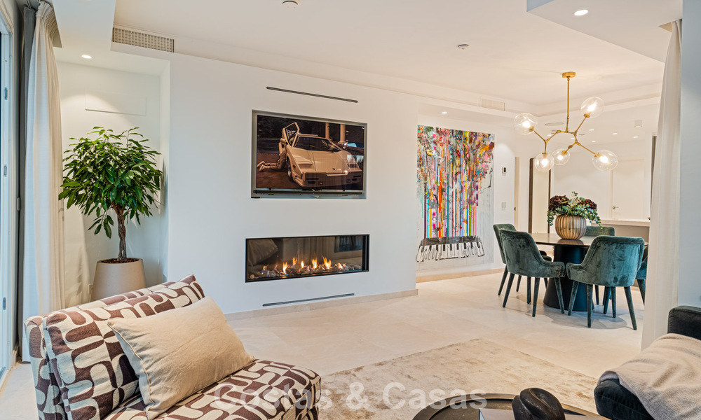 Eigentijds gerenoveerd ruim penthouse te koop op enkele stappen van het strand in San Pedro, Marbella 790523